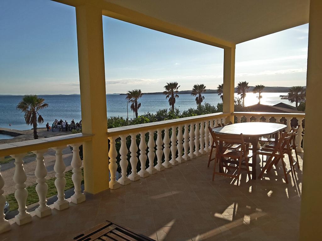 Deby Beach House Vir Exterior foto